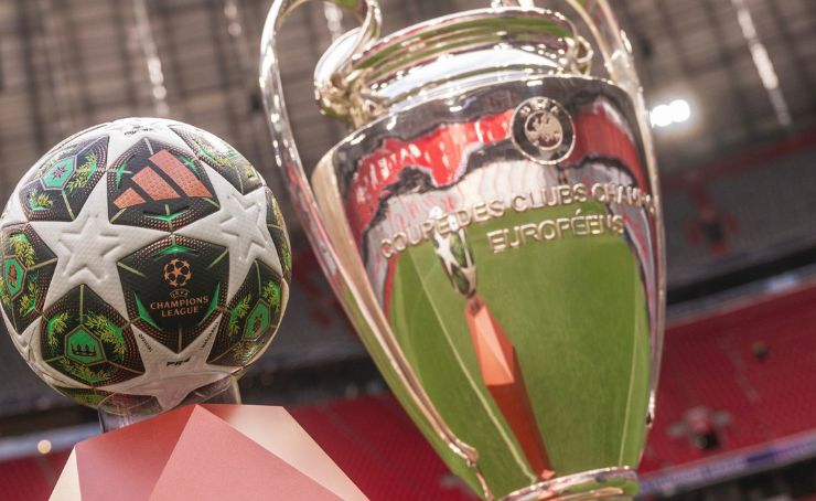 UEFA presentó el balón para la Champions League.