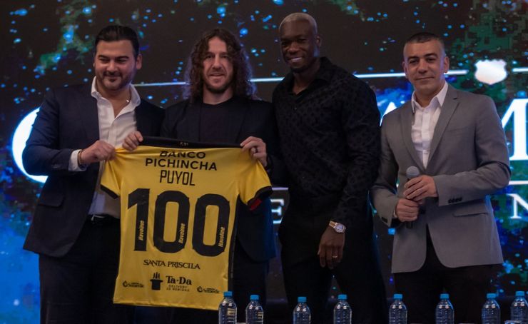 Carles Puyol presentado en la Cena Amarilla