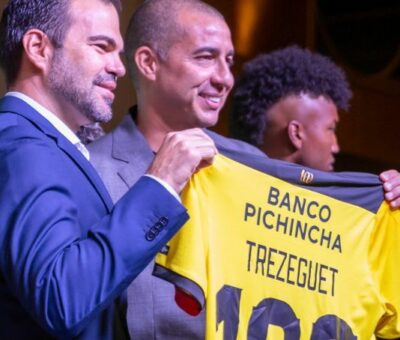 David Trezeguet recibió la camiseta de Barcelona