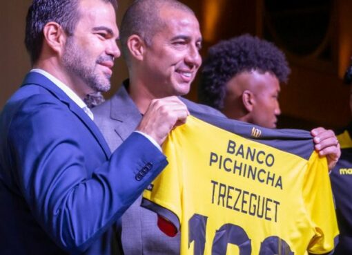 David Trezeguet recibió la camiseta de Barcelona