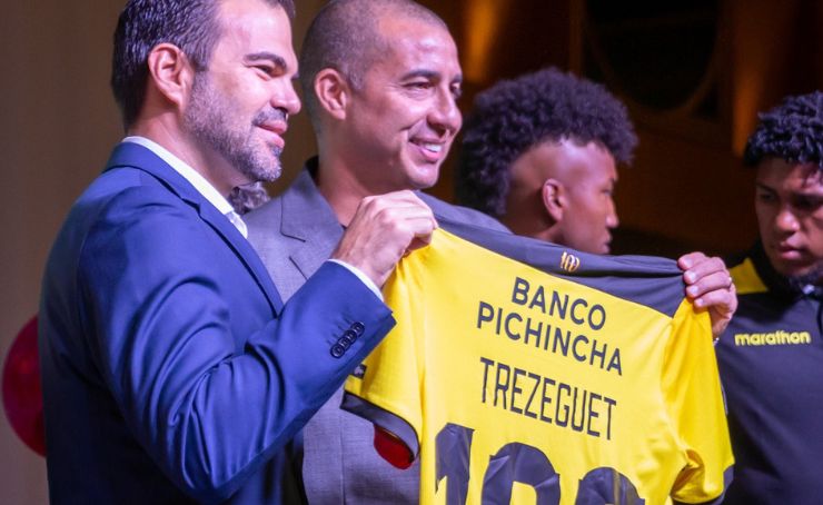 David Trezeguet recibió la camiseta de Barcelona