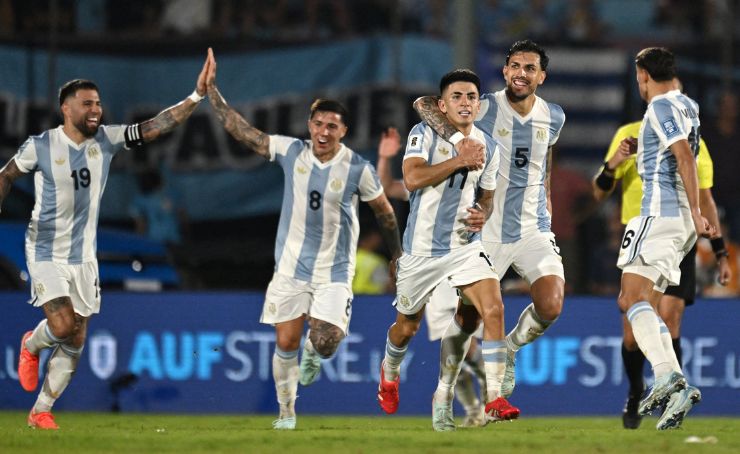 Argentina venció por la mínima diferencia a Uruguay en el Centenario, en el cierre de la fecha 13 de las Eliminatorias