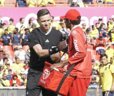 Un heladero protagonizó que se hiciera viral, al entregarle un helado al árbitro Ramón Abatti, en el partido de Ecuador y Venezuela.