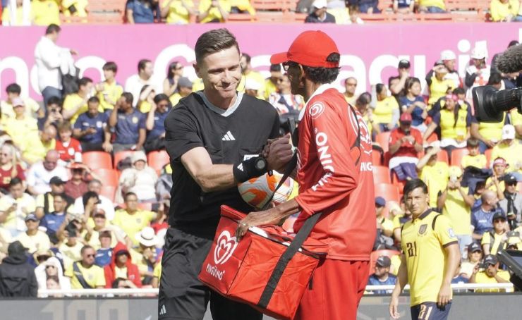 Un heladero protagonizó que se hiciera viral, al entregarle un helado al árbitro Ramón Abatti, en el partido de Ecuador y Venezuela.