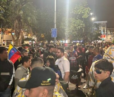 Así recibieron los hinchas venezolanos a su Selección en los exteriores del hotel de concentración en Quito.