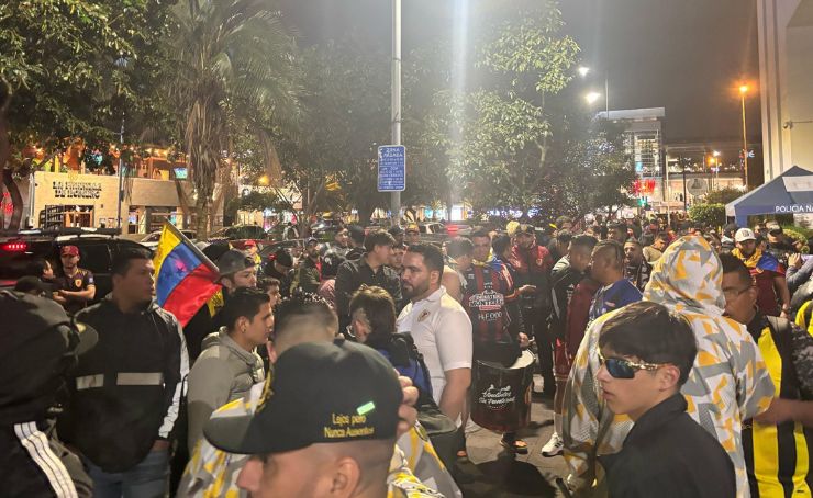 Así recibieron los hinchas venezolanos a su Selección en los exteriores del hotel de concentración en Quito.