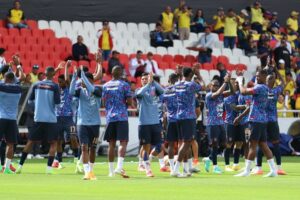 Joel Ordóñez, jugador de Ecuador, se retiró del partido cuando se cumplía 60 minutos por un fuerte dolor en su pierna.