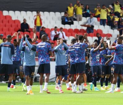 Joel Ordóñez, jugador de Ecuador, se retiró del partido cuando se cumplía 60 minutos por un fuerte dolor en su pierna.