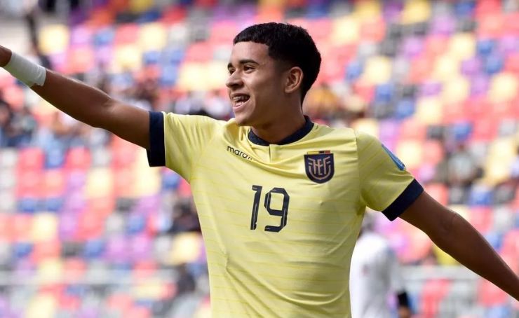 Celebración de Kendry Páez con la camiseta de Ecuador